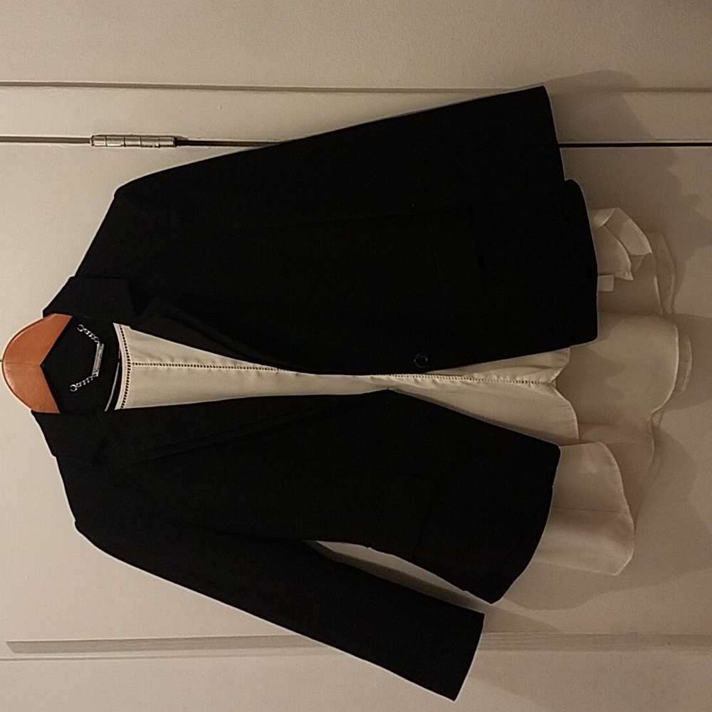 White house Black Market size 6 Black blazer